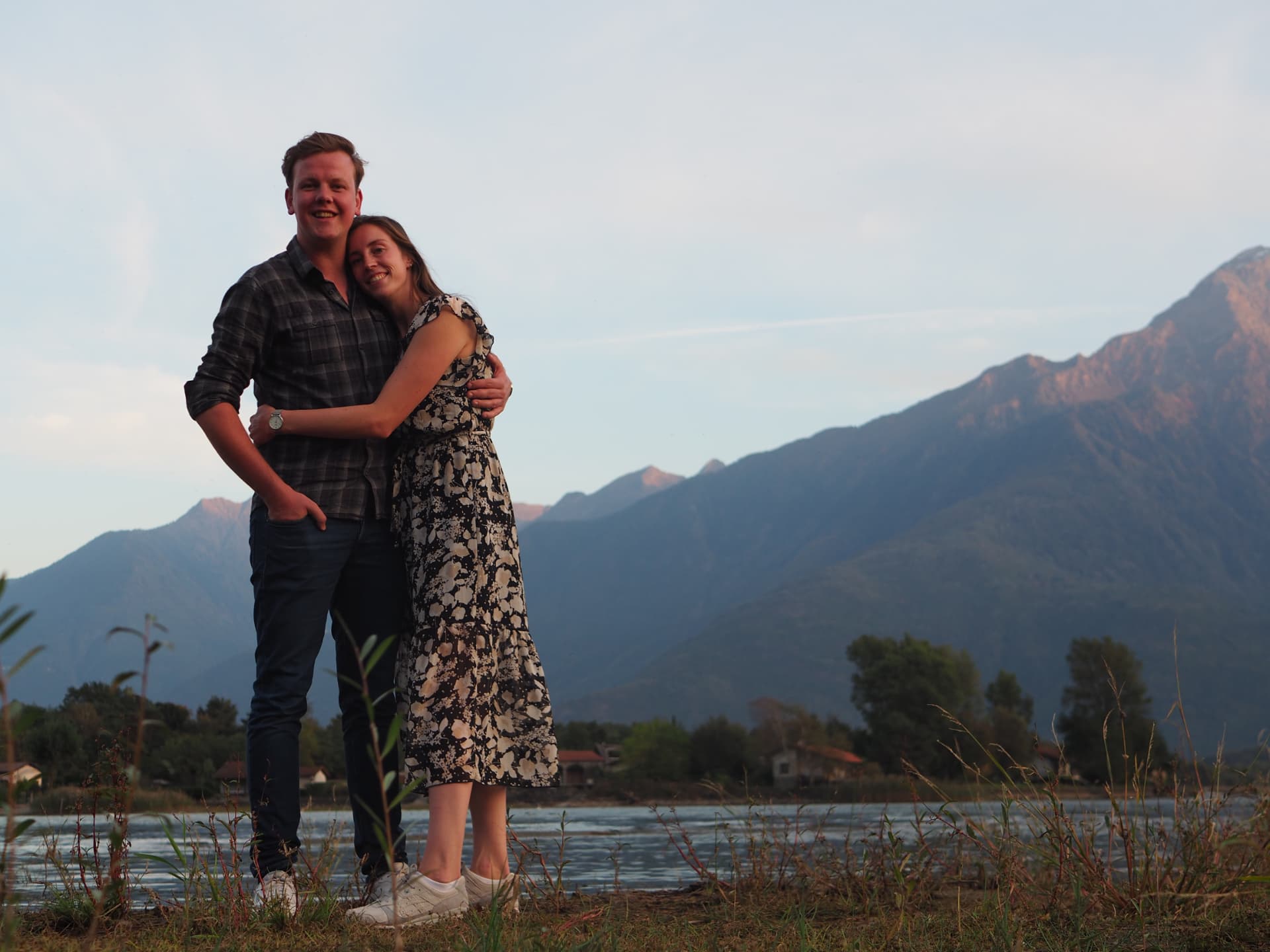 Daniëlle & Jeroen omarmt elkaar aan het water